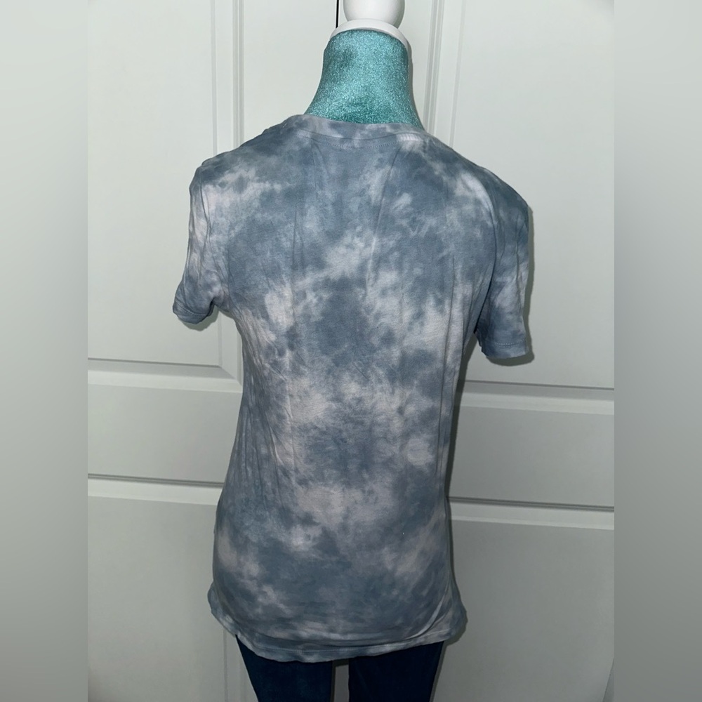 Graphic tee 👚✨ - Picture 3 of 4
